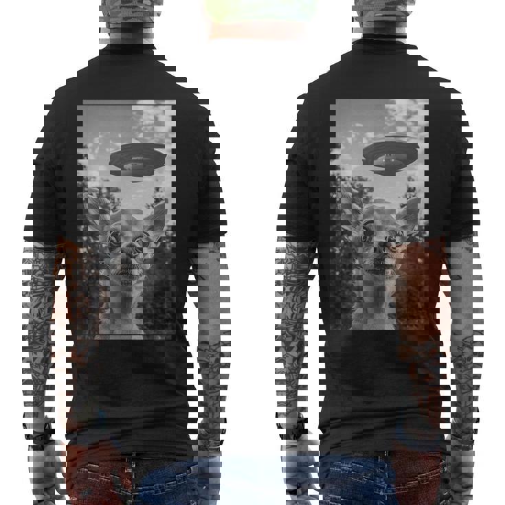 Chihuahuaelfie With Ufo Ufo と面白いチワワのセルフィー メンズTシャツ バックプリント