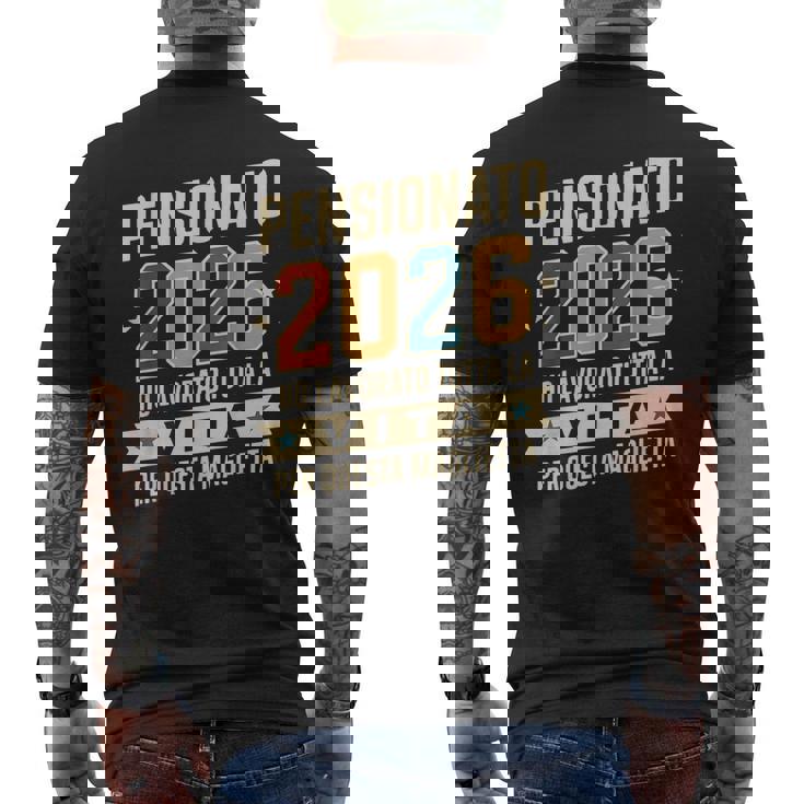 Uomo Pensione Regalo Papà Collega Divertente Pensionato 2026 T-shirt da uomo con stampa posteriore