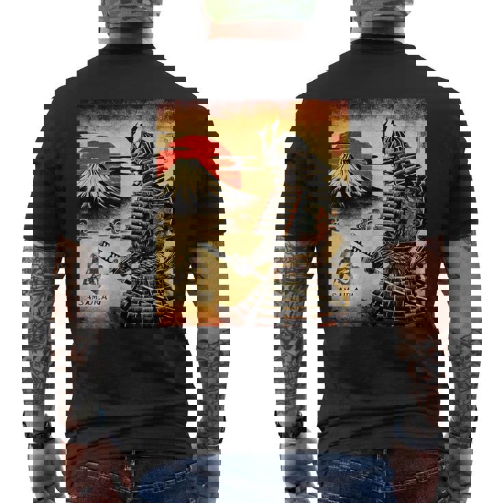 「夜明けの富士山と壮大な侍戦士」 メンズTシャツ バックプリント