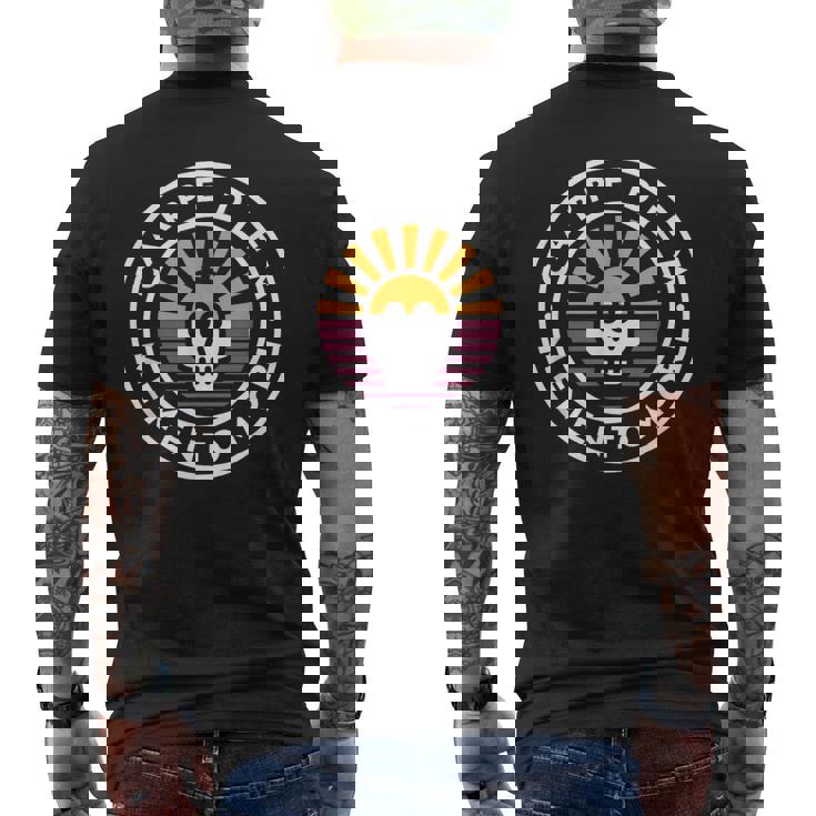 カルペ・ディエム メメント・モリ 日々の命の死をつかむ メンズTシャツ バックプリント