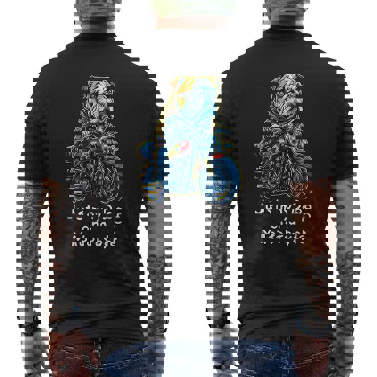 クリスマスのバイクに乗るかわいいイングリッシュブルドッグ。 メンズTシャツ バックプリント