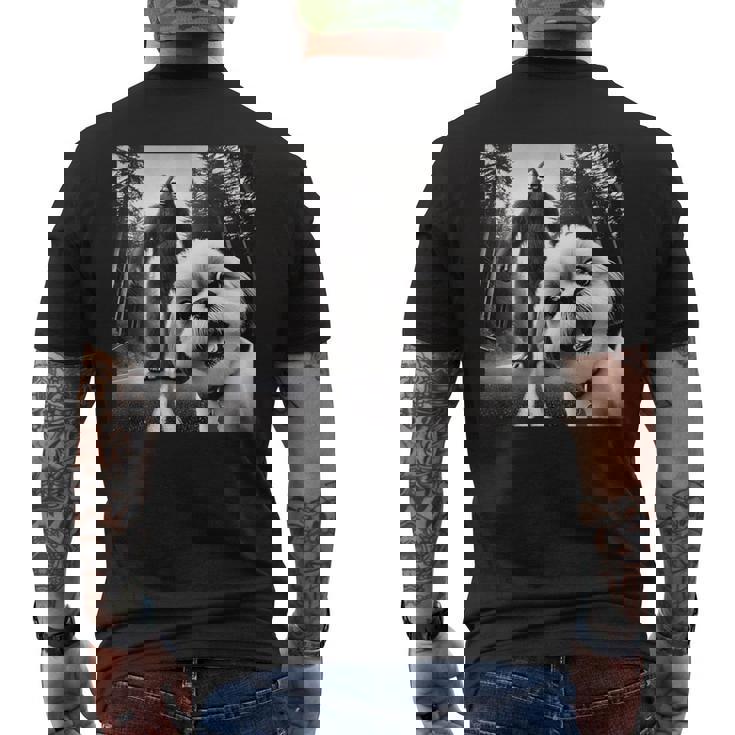 シーズーとビッグフットの森の冒険 メンズTシャツ バックプリント