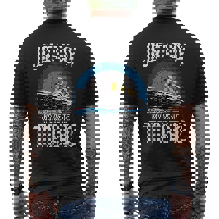 タイタニック号を愛する少年 ヴィンテージ船 タイタニック愛好家 メンズTシャツ バックプリント