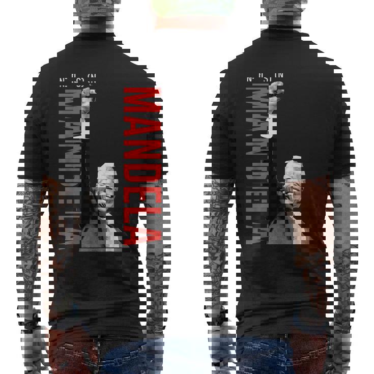 ネルソン・マンデラ 上げた 右手拳 食いしばり マンデラの日 メンズTシャツ バックプリント