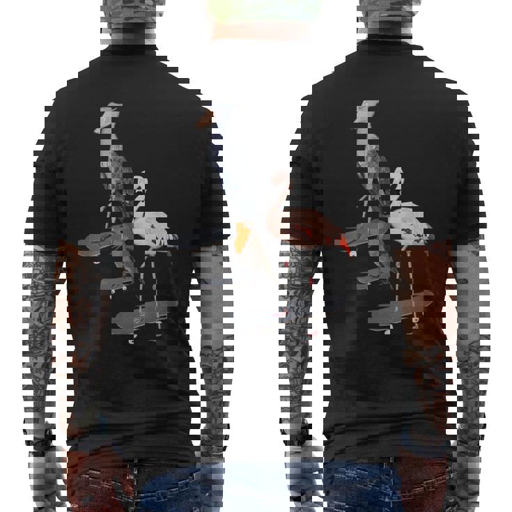 ハシビロコウ フラミンゴ スケートボード 鳥 動物 図 バードウォッチング 贈り物 鳥類学者 生物学者 自然科学 メンズTシャツ バックプリント