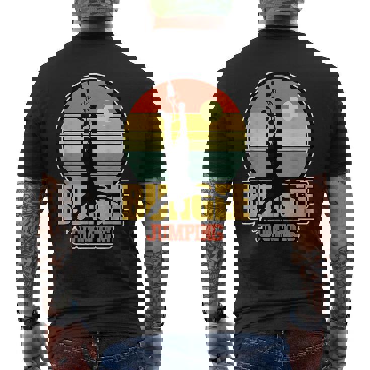 バンジージャンプ バンジージャンプ エクストリームスポーツファン メンズTシャツ バックプリント