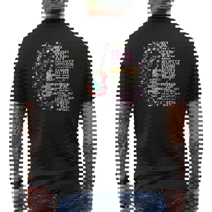 ヒッピーギターと平和の踊りを見た者たち メンズTシャツ バックプリント