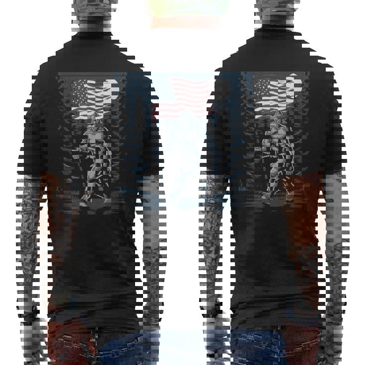 ビッグフット サスカッチ アメリカ国旗 愛国的 7月4日 アメリカ メンズTシャツ バックプリント