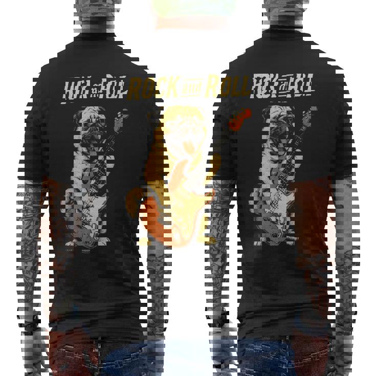 ロックするパグ犬 ギター演奏の面白デザイン メンズTシャツ バックプリント