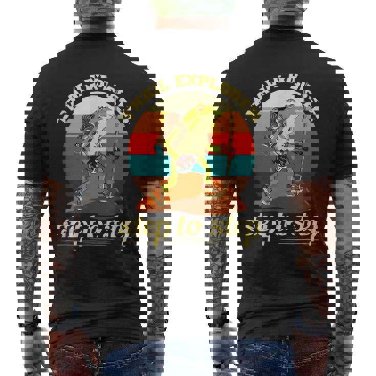 一歩ずつ、面白いカエルのハイキング山 メンズTシャツ バックプリント