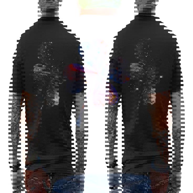 四つ葉のクローバーのシルエット 宇宙 美的 ギャラクシー メンズTシャツ バックプリント