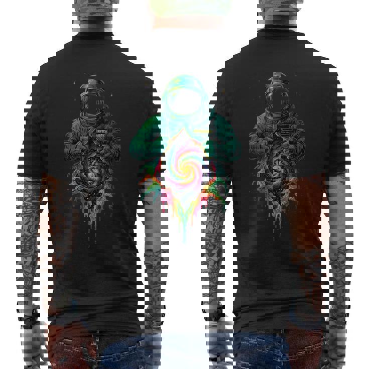 宇宙飛行士が宇宙の裂け目 メンズTシャツ バックプリント