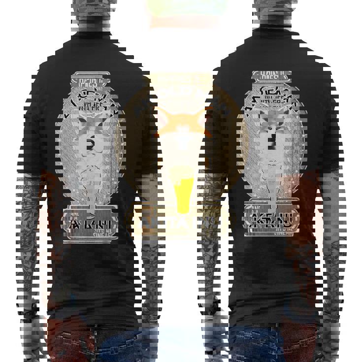 幸せはビールを持つ老人にあり 秋田犬 メンズTシャツ バックプリント