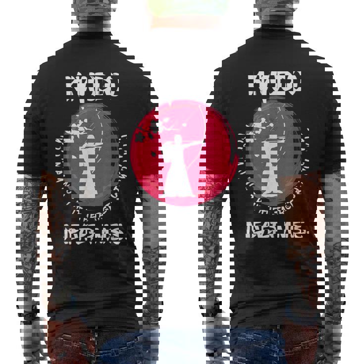 弓道は絶対にお見逃しません おもしろジャパンアーチェリー 弓道アイデア メンズTシャツ バックプリント
