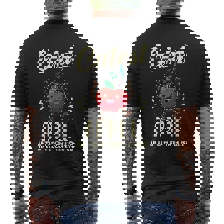 果樹園で一番かわいいリンゴ摘みシーズン。 メンズTシャツ バックプリント