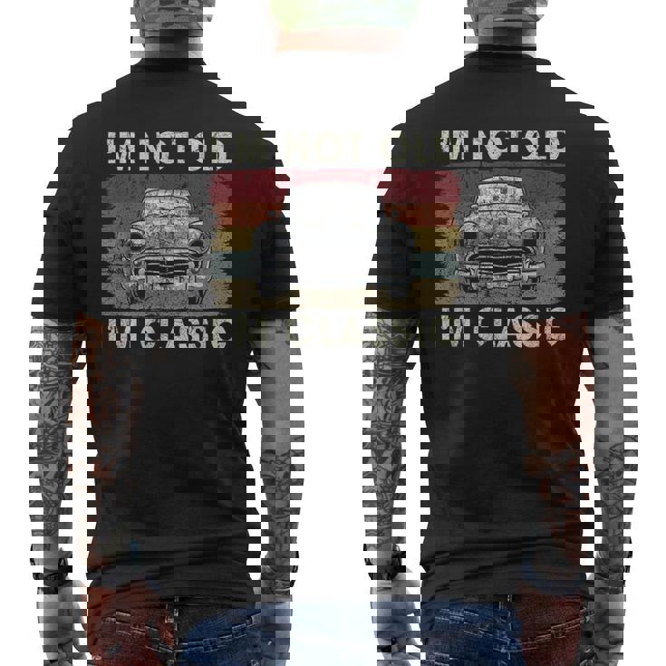 私は年をとっていない私はクラシックで面白い車好きの男性お父さんパパおじいちゃん メンズTシャツ バックプリント