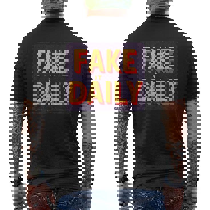 素晴らしいフェイクイットデイリーステートメントエンブレム。 メンズTシャツ バックプリント