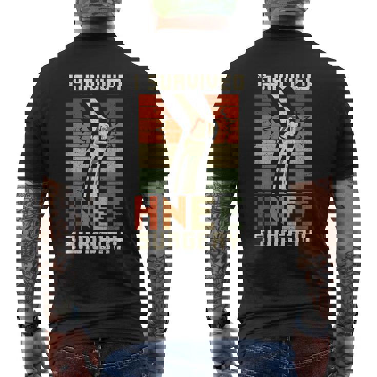 膝の手術の患者さん 面白い膝 メンズTシャツ バックプリント