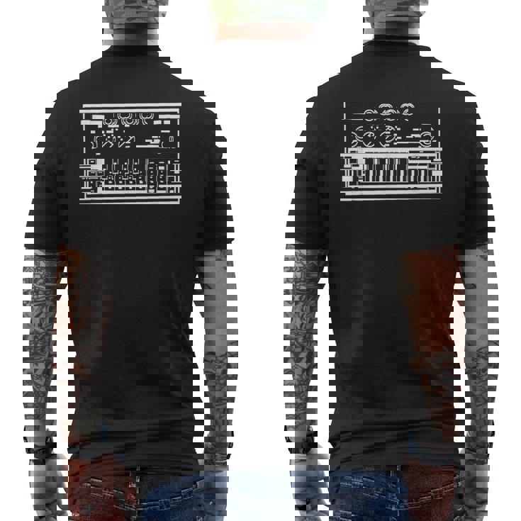 面白いシンセローランドベースラインシンセウェーブ メンズTシャツ バックプリント