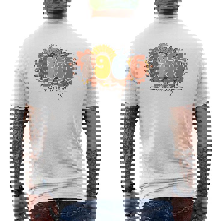 60歳 ヴィンテージ 1966 60歳の誕生日 ワイルドフラワー メンズTシャツ バックプリント