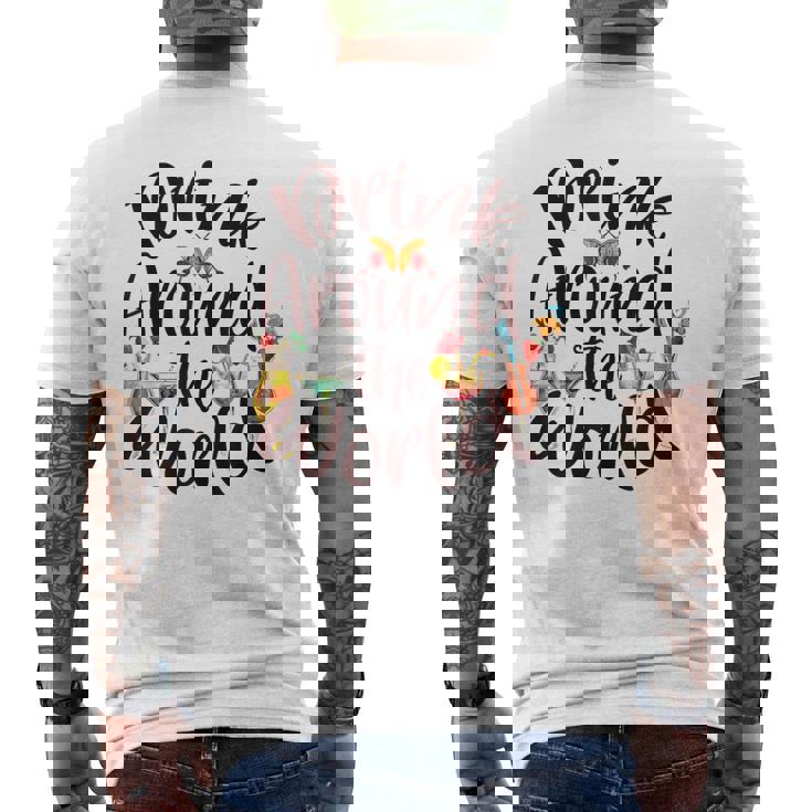 Family Drinking Around The World チェックリスト パスポート メンズTシャツ バックプリント