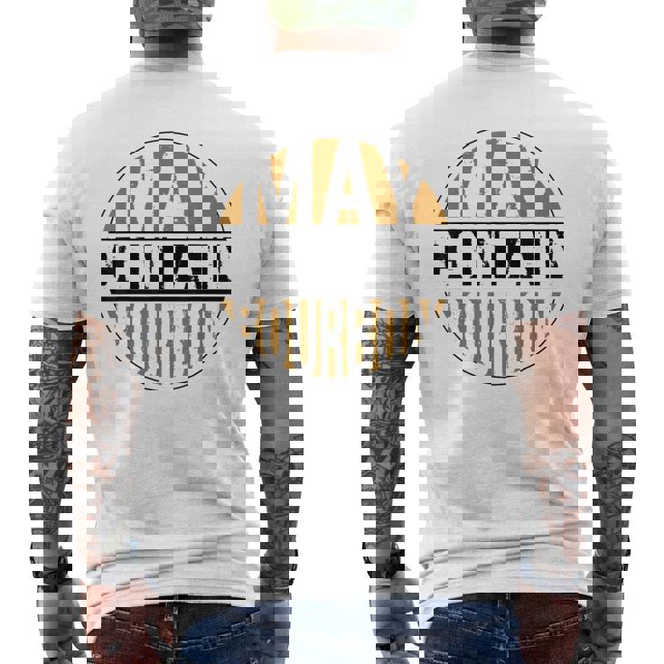 ウイスキーを飲むアルコール昔ながらのバーボン酒飲み メンズTシャツ バックプリント