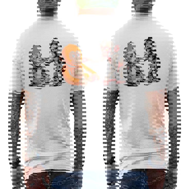 オレンジのおもちゃで悲しい猿のパンチ メンズTシャツ バックプリント