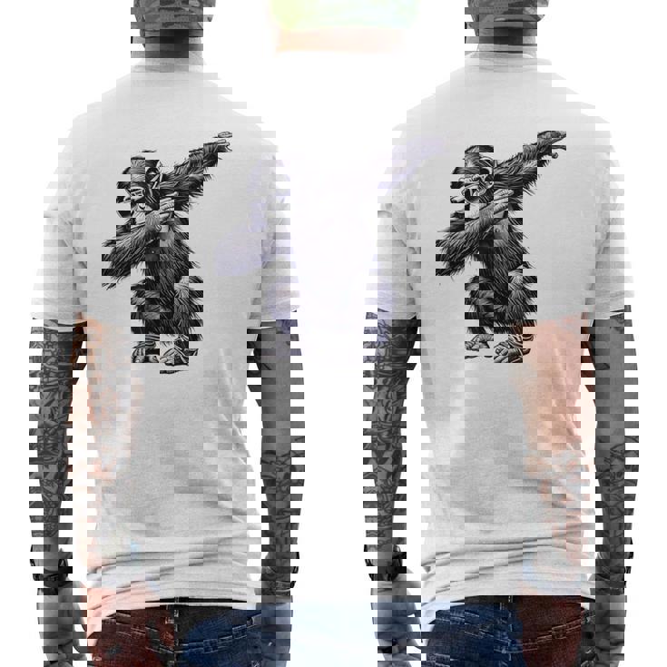 サングラスをかけたダブダンスを踊るチンパンジー猿 メンズTシャツ バックプリント