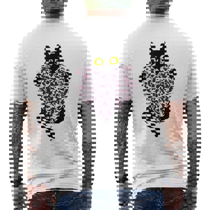 ピンクのヒョウ柄ハートを持つ黒猫 メンズTシャツ バックプリント