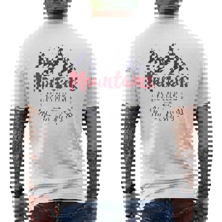 山が呼んでいるし、私は行かなければならない Wanderlust メンズTシャツ バックプリント