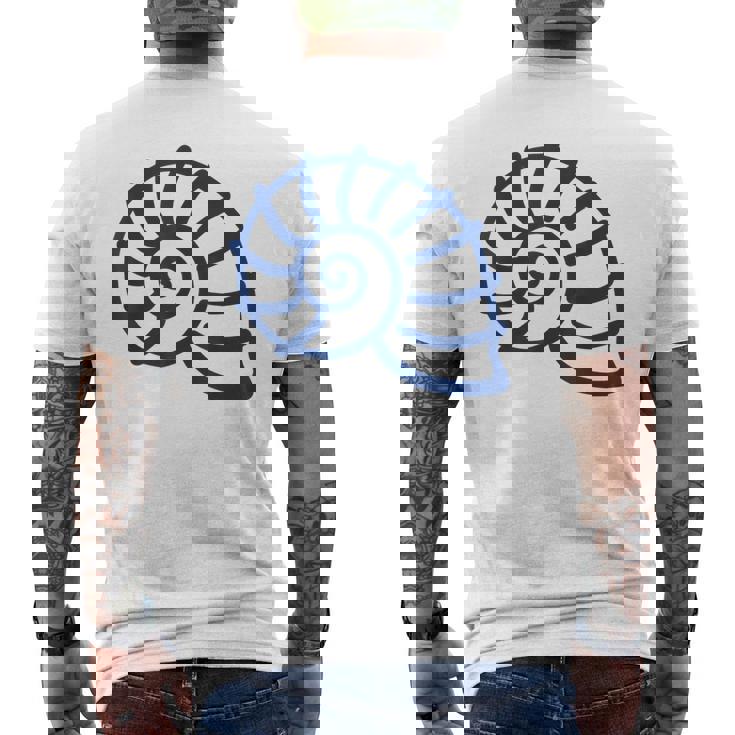海のユーモア シンプルでミニマルな貝殻 貝殻 メンズTシャツ バックプリント
