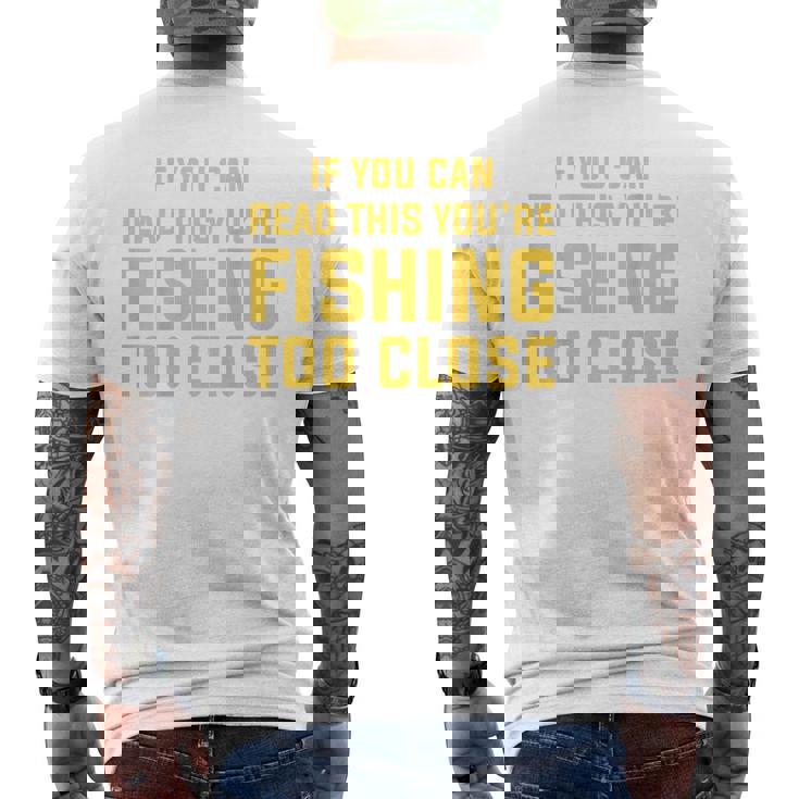 背面には「If You Can Read This You're Fishing Too Close メンズTシャツ バックプリント