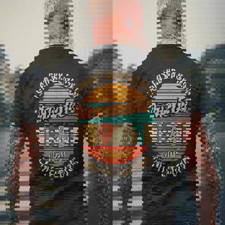 1961年11月生まれのレジェンドたち 62歳の誕生日 メンズTシャツ バックプリント 高齢者への贈り物