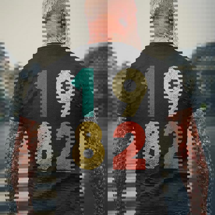 1982 デザイン レトロバースデーヴィンテージ 1982 メンズTシャツ バックプリント 高齢者への贈り物