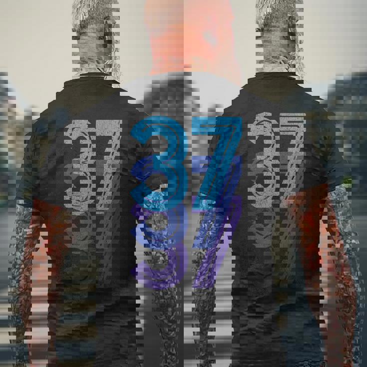 37ラッキーナンバー37歳誕生日スポーツチーム メンズTシャツ バックプリント 高齢者への贈り物