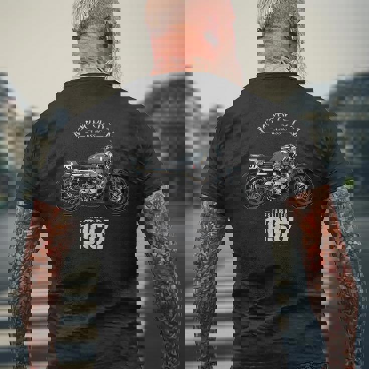 57 歳の誕生日男性オートバイ バイクに乗る人 1967 メンズTシャツ バックプリント 高齢者への贈り物