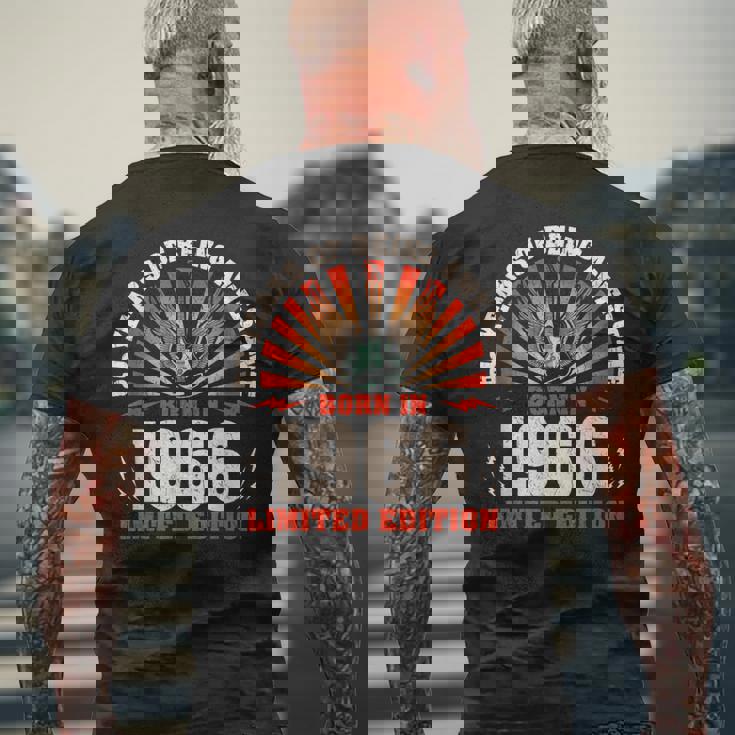 60歳の誕生日 60歳のギタリスト ギター愛好家 1966年生まれ メンズTシャツ バックプリント 高齢者への贈り物