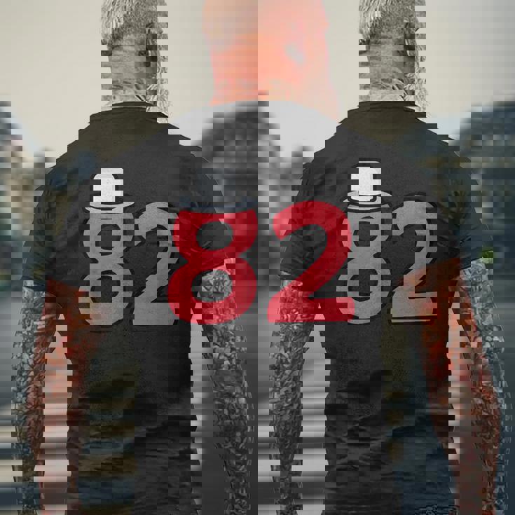 82歳の誕生日番号82 82歳の誕生日番号 メンズTシャツ バックプリント 高齢者への贈り物