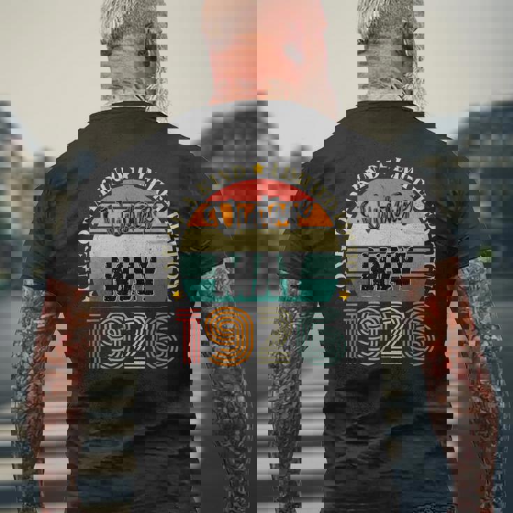 98歳 ヴィンテージ 1926年5月 98歳の誕生日 レトロ メンズTシャツ バックプリント 高齢者への贈り物