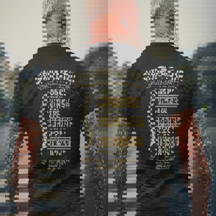 Definition カイロプラクターギフト カイロプラクター メンズTシャツ バックプリント 高齢者への贈り物