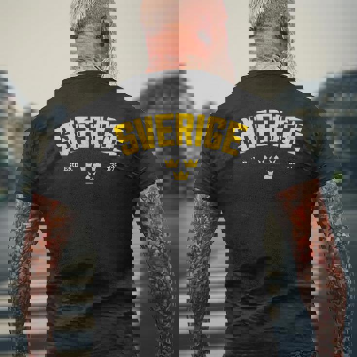 Sverige スウェーデン トレ クロナー スウェーデン ホリデー メンズTシャツ バックプリント 高齢者への贈り物