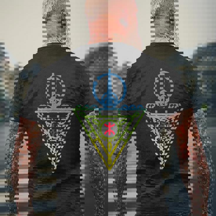 Tazerzit Motifs Amazigh Avec Yaz Et Couleursibrantes T-shirt imprimé au dos Cadeaux pour les vieillards