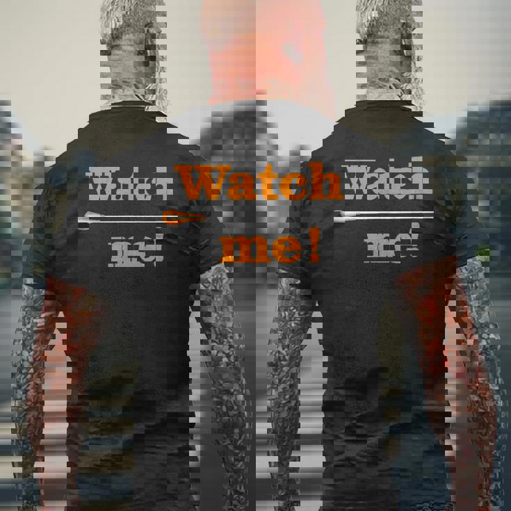 「 Watch Me 」最高の音楽監督に贈られる面白い音楽指揮者のミーム 「 Music Conductor 」 メンズTシャツ バックプリント 高齢者への贈り物