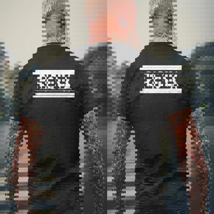 「Riona」ヘボン式「りおな」「リオナ」下の名前 ローマ字 名入れ 名乗り ラテン文字 綴り メンズTシャツ バックプリント 高齢者への贈り物