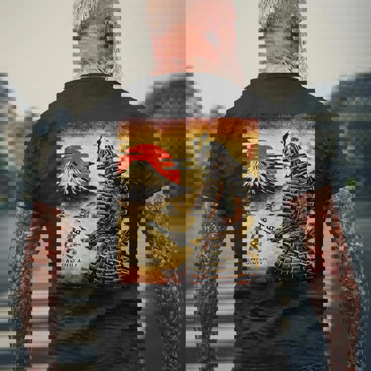 「夜明けの富士山と壮大な侍戦士」 メンズTシャツ バックプリント 高齢者への贈り物