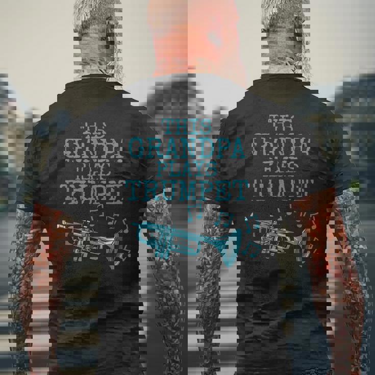 このおじいちゃんはトランペットを演奏し、トランペッター金管音楽家です メンズTシャツ バックプリント 高齢者への贈り物