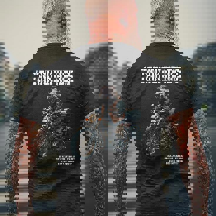 たぬきライダー バイク ビンテージ かっこいいタヌキ 狸 おもしろ 日本 動物 ユニーク オートバイ 乗り物 メンズTシャツ バックプリント 高齢者への贈り物