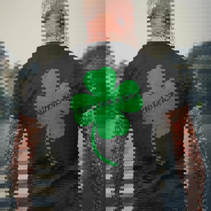 アイリッシュ・フォー・ア・デイ 聖パトリックの日のシャムロック・アイルランドの衣装 メンズTシャツ バックプリント 高齢者への贈り物