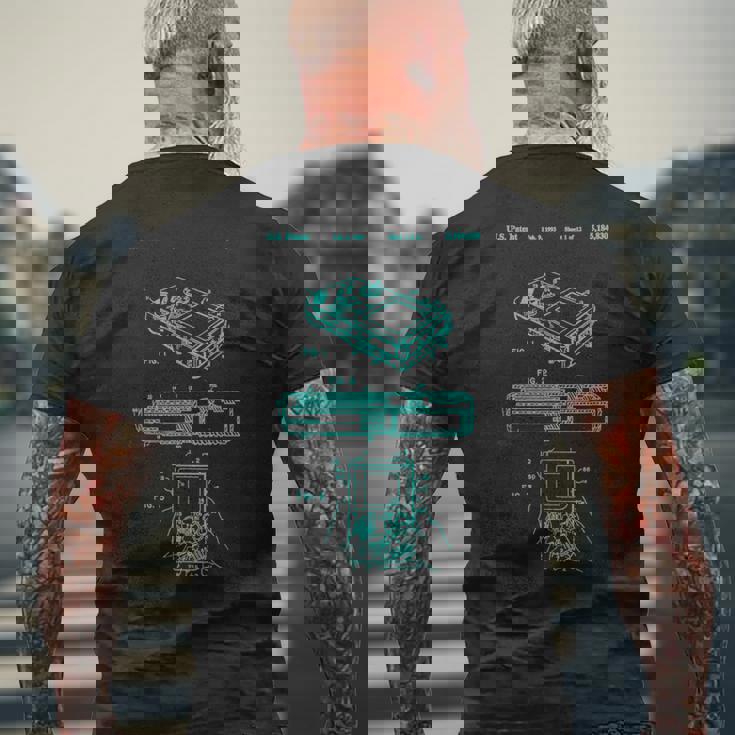 オタクレトロハンドヘルドビデオゲーム特許90年代ゲーマーオタク メンズTシャツ バックプリント 高齢者への贈り物