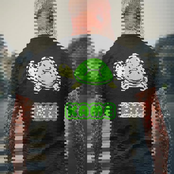 カメさん 亀《Kame》ミドリガメ【どうぶつフレンズ】水族館 ゆるくて かわいい キャラクター イラスト メンズTシャツ バックプリント 高齢者への贈り物